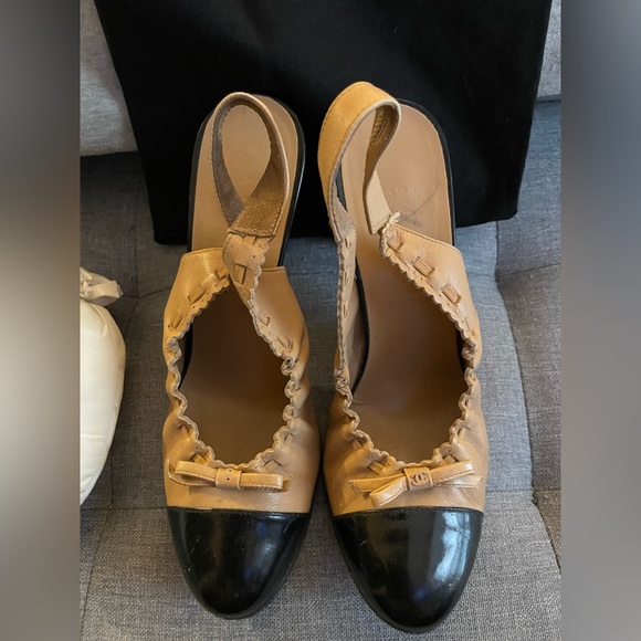 Chanel CC logo bow cap-toe slingback heels in beige and black leather 6.5 - Picture 5 of 16